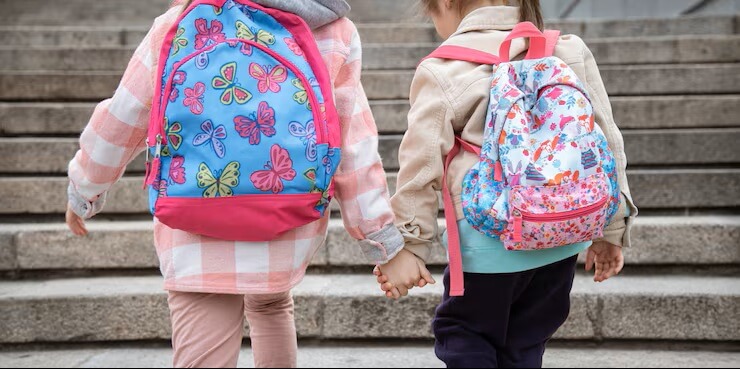 girls-with-beautiful-backpacks